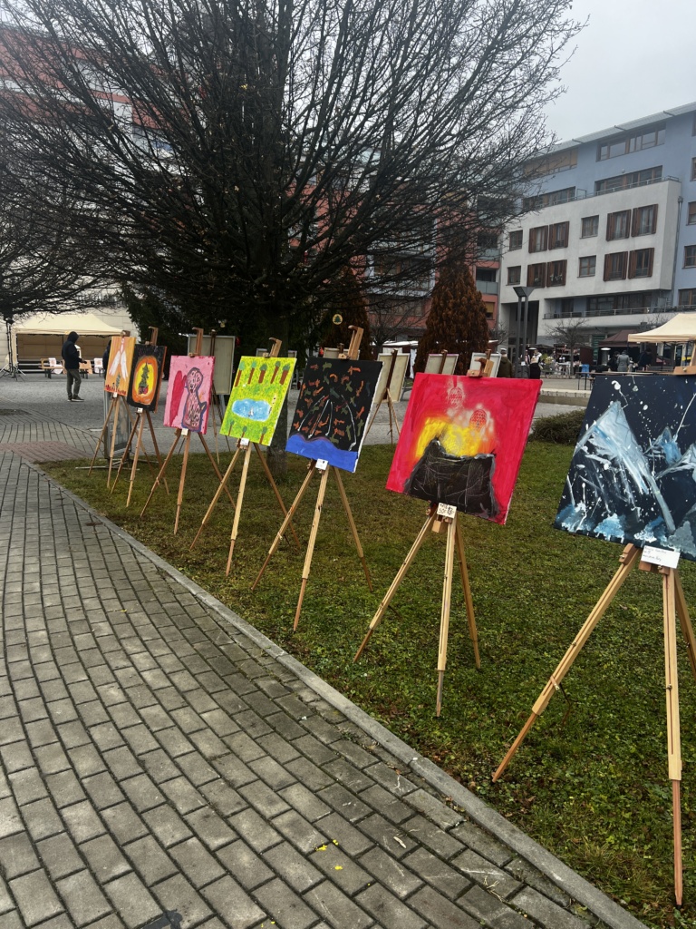 2.12.2024 - Výstava obrazů na náměstí od Martiny Konvičky, kde Matěj maluje